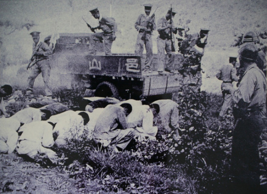 ① 호송 트럭에 ‘논산읍’이라고 적혀 있다.