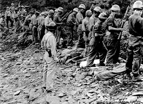 ③ 사수들이 등을 밟고 사격 준비 자세를 취한다. 뒤에서 헌병 장교가 권총을 들고 지휘하고 있다.